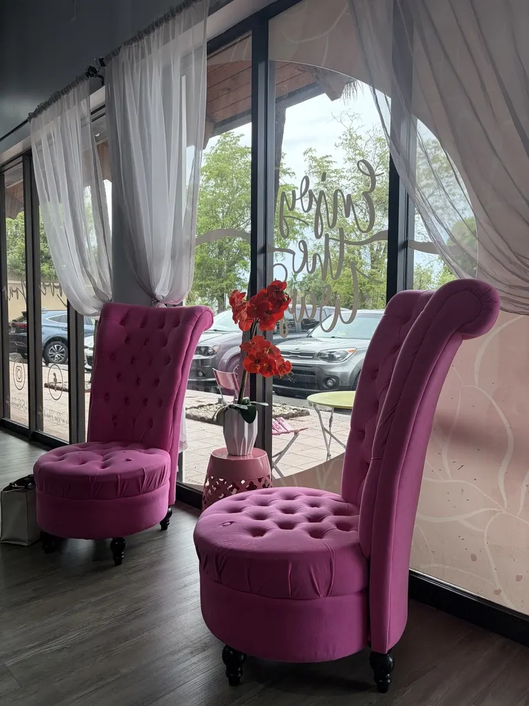 The front window lounge at La Vie En Rose Hair Salon &amp; Spa in Kendall, Miami