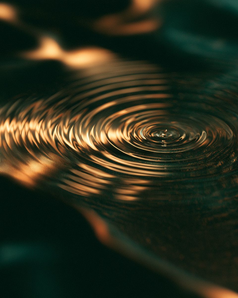 Ondas doradas concéntricas sobre seda oscura